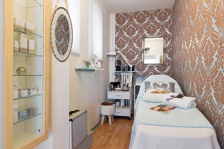 Claudia Roth Kosmetik (Kontur-Make-UP) – Marienthal, Hamburg