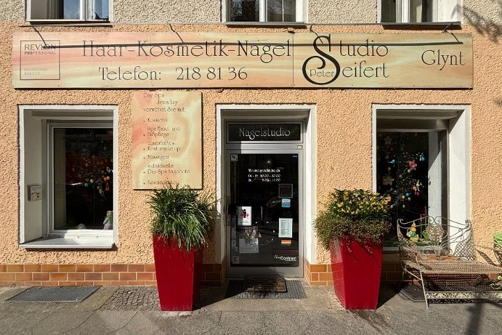 "Friseur Duo" by Stephanie Schleusener – Wittenbergplatz, Berlin