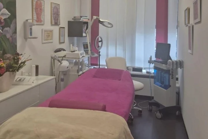 Milova.Asthetische Praxis bei ESeins Privatklinik – Foto 1