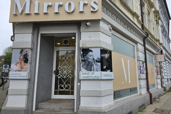 Mirrors Cosmetic Bar – Essen