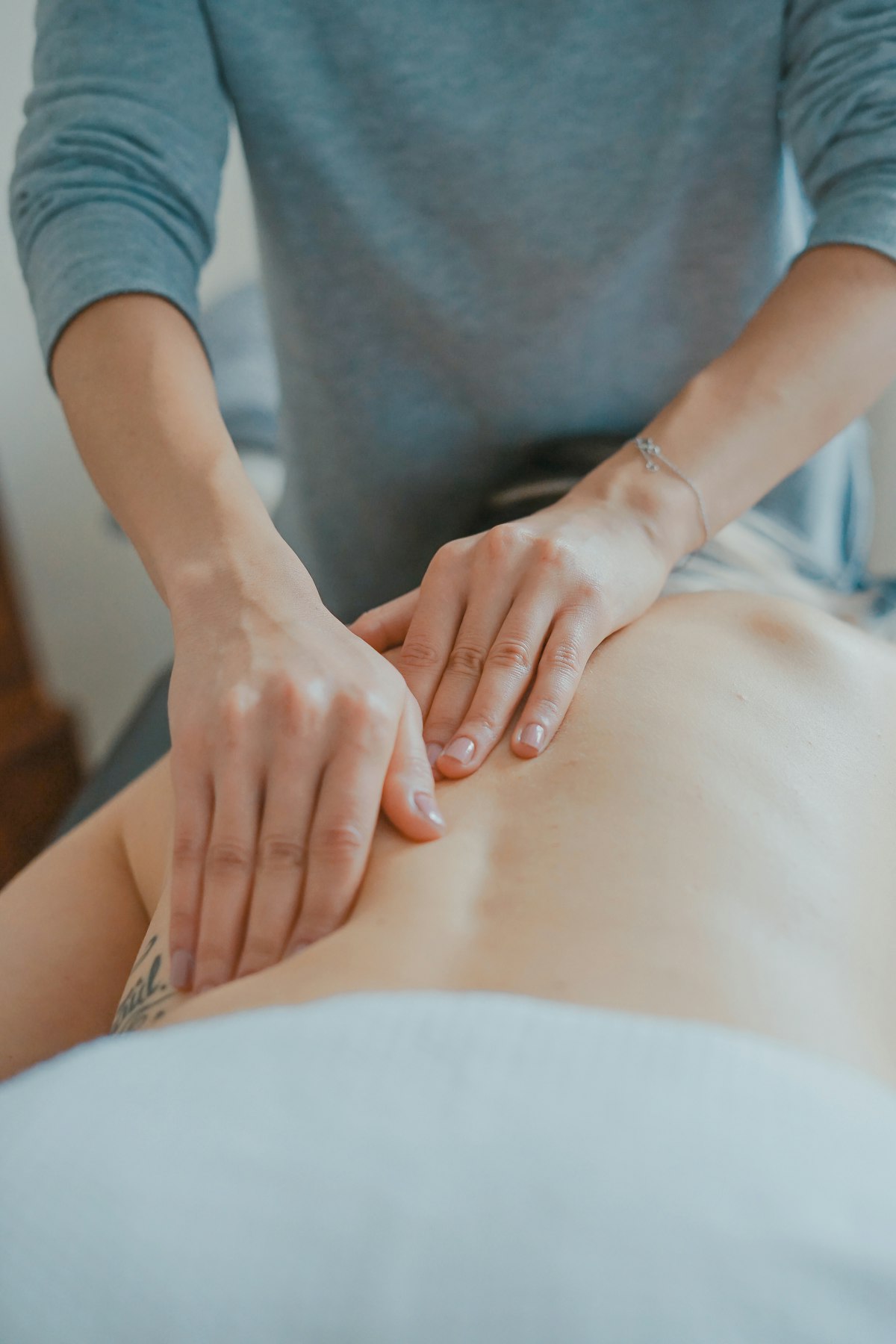 Aromaöl-Massage mit warmen Ölen im Herbst