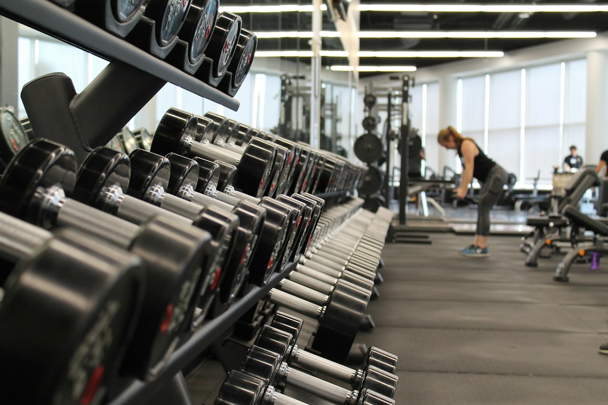 Krafttraining an modernen Geräten im Fitnessstudio