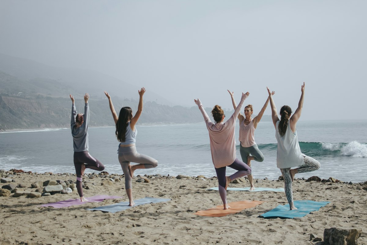Yoga-Session in einem hellen Wellness-Studio