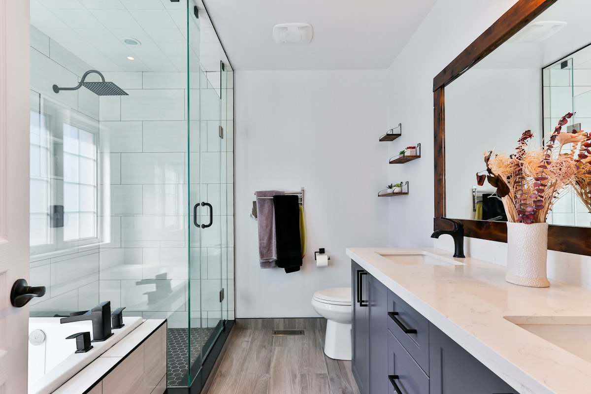 Luxuriöse Private Spa Suite mit Whirlpool und Kerzenschein